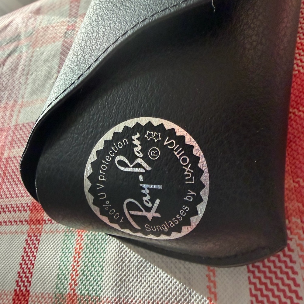 Ray-Ban sunglasses & case - Picture 4 of 5